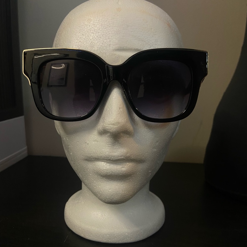 Women’s Sunglasses with Gold Trim